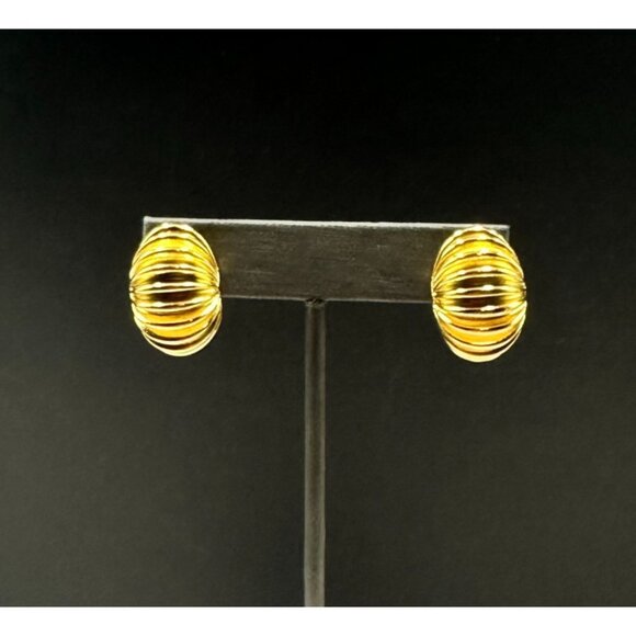 3/$30 Vintage Dome Clip On Earrings Gold Tone Ribbed Oval Bold Statement - Picture 3 of 9